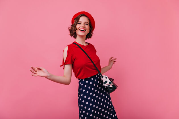 搞笑优雅的法国女模特穿着红色贝雷帽和黑色裙子的性感白人女孩的肖像情感优雅美丽