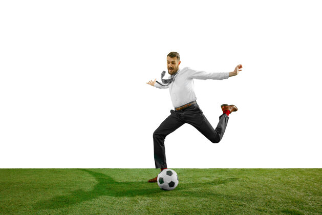 领带一个年轻的商人在白色背景下踢足球的全长镜头工人乐趣举行