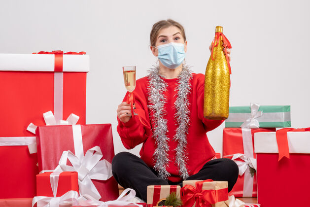 病毒正面图年轻女性围坐在礼物旁边庆祝香槟圣诞节购物卖家