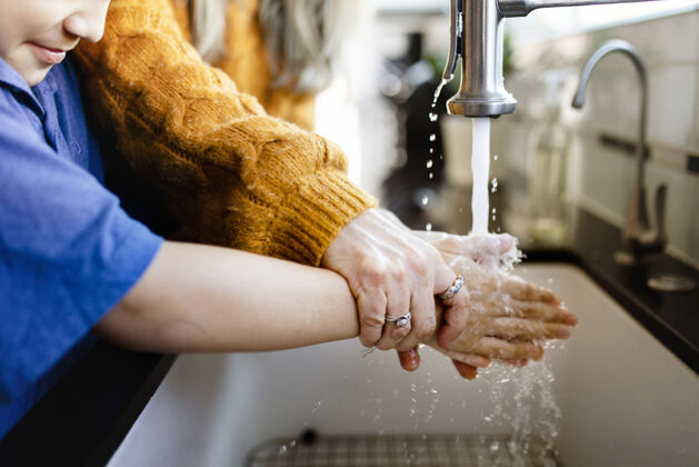 水龙头男孩在水槽上洗手洗手人年轻