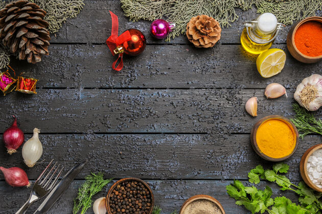 垫子在黑暗的桌子上俯瞰不同的油和大蒜调味品深色大蒜传统