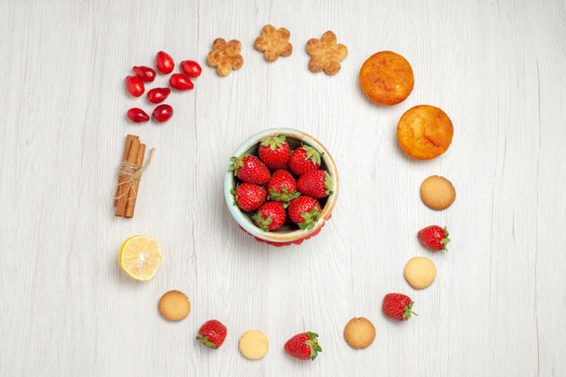饮食白色桌面上有新鲜水果的小饼干胡椒水果草莓