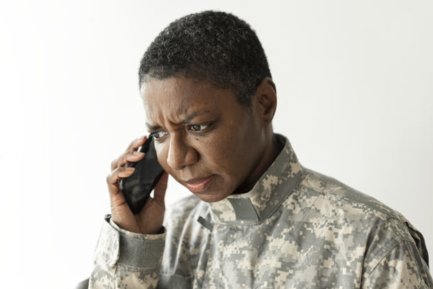 移动女兵在讲智能手机通讯技术新闻沮丧严肃