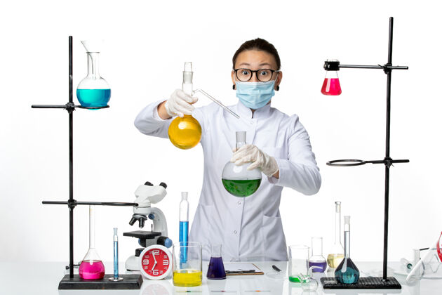 实验室外套前视图身穿医疗服的女化学家戴着面罩 在白色背景上工作病毒化学实验室covidsplash外套实验室视图