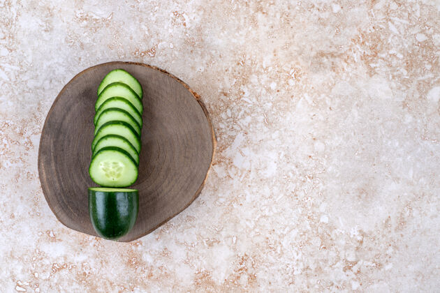 黄瓜新鲜切片健康切片黄瓜在木板上有机切片新鲜