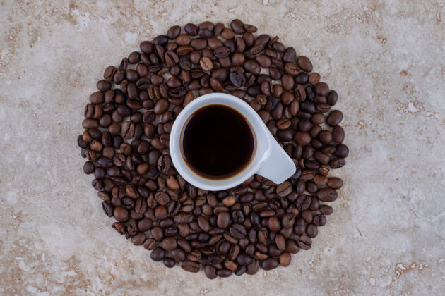 咖啡一杯咖啡 周围是咖啡豆整洁芳香