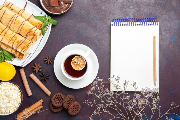 桌子在黑暗的书桌上俯瞰美味的甜点 饼干和茶美味咖啡顶部