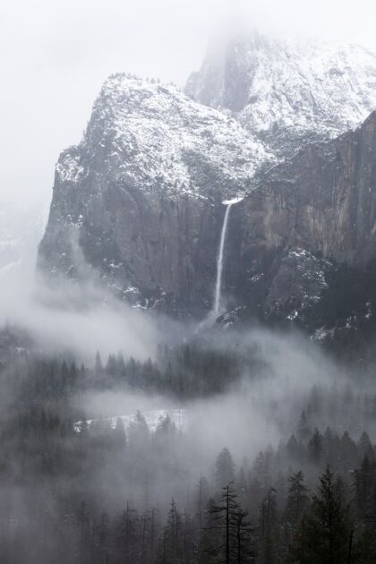 景观加州约塞米蒂国家公园瀑布的灰度照片山瀑布森林