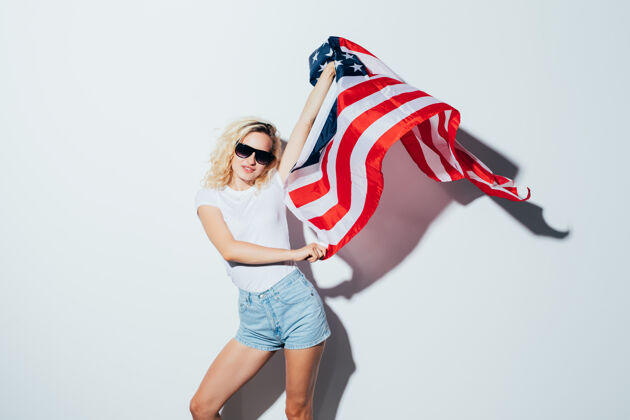独立容祖儿高加索金发女子戴墨镜摆造型 挥舞美国国旗 庆祝独立日国旗美国