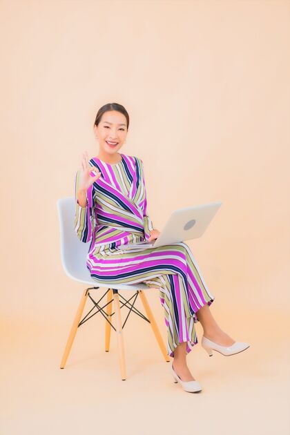 数据用彩色笔记本电脑描绘美丽的亚洲年轻女子在线信息亚洲人