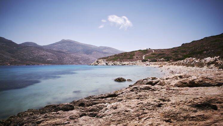 海岸蓝天下 希腊阿莫戈斯岛的尼科里亚美景风景海洋地中海