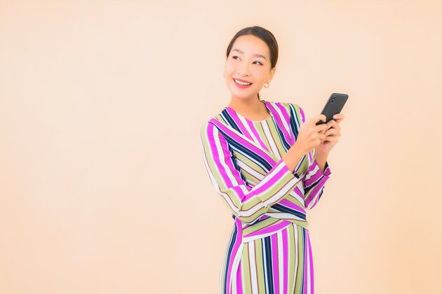 电话肖像美丽的亚洲年轻女子用智能手机上色休闲亚洲韩语