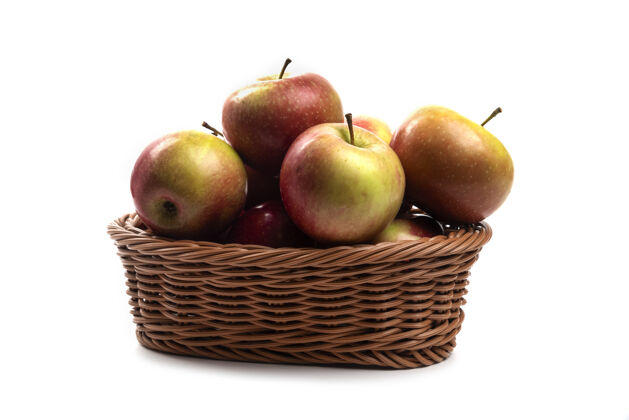 美味柳条篮新鲜多汁的苹果隔离在白色美味篮子苹果