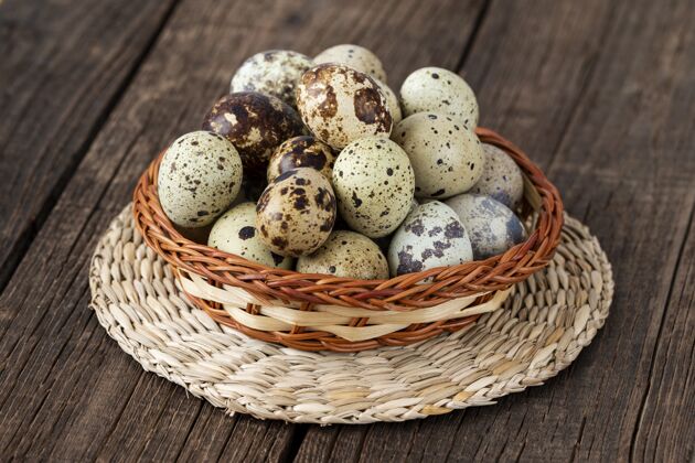 棕色新鲜的有机鹌鹑蛋放在旧木桌上木头新鲜乡村