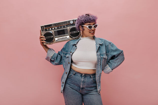 紫色头发时尚女士 淡紫色短发 戴着白色太阳镜 穿着超大号牛仔夹克 手持复古收音机模特脸歌曲
