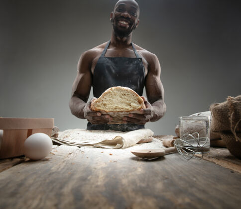 卡路里非洲裔美国人的特写镜头：在木桌上烹调新鲜的谷类食品 面包 麸皮美味的食物 营养 工艺制品无麸质食品 健康的生活方式 有机和安全的制造手工制作面筋切片刀