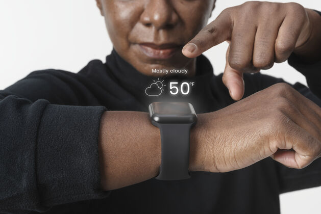 剪贴画使用智能手表可穿戴技术全息照相的女人全息图健身手镯手腕