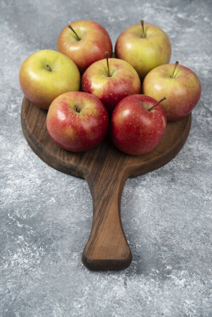 天然一堆新鲜成熟的苹果放在木板上成熟美味营养