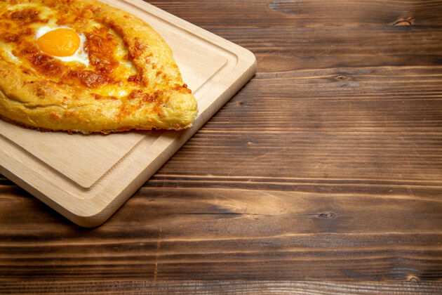 盘子正面图木制书桌上烤熟鸡蛋面包面包面包面包面包面包鸡蛋早餐面团风景吐司小吃