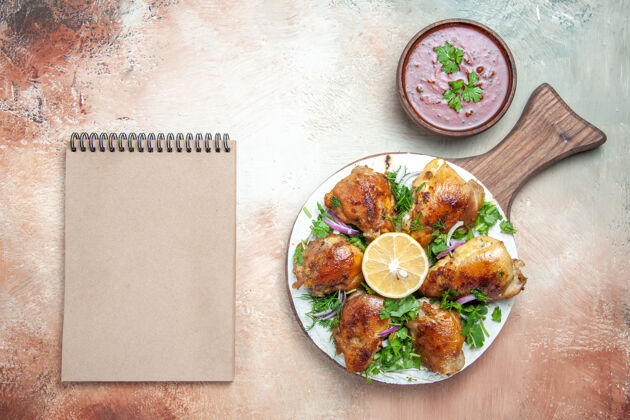 午餐奶油笔记本板上的鸡肉酱鸡肉和香草洋葱的顶部视图顶部一餐笔记本