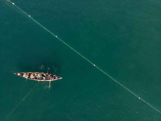 捕获瓦卡拉海滩上人们在船上钓鱼的俯视图水生颜色鱼