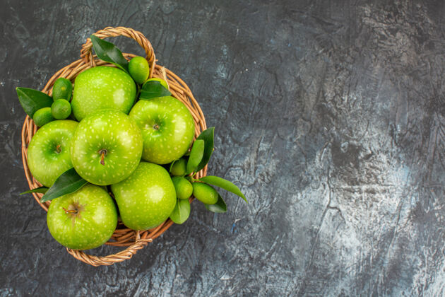 梨顶部特写镜头苹果开胃的绿色苹果与树叶在木篮叶子健康柠檬
