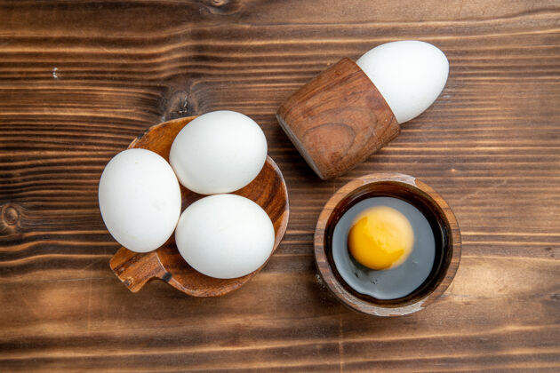生的顶视图生鸡蛋全产品棕色表面鸡蛋食品早餐午餐面包健康产品配料午餐