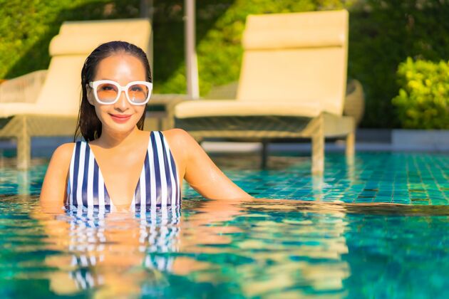 女性肖像美丽的年轻女子放松微笑休闲度假酒店游泳池周围女士水疗年轻人