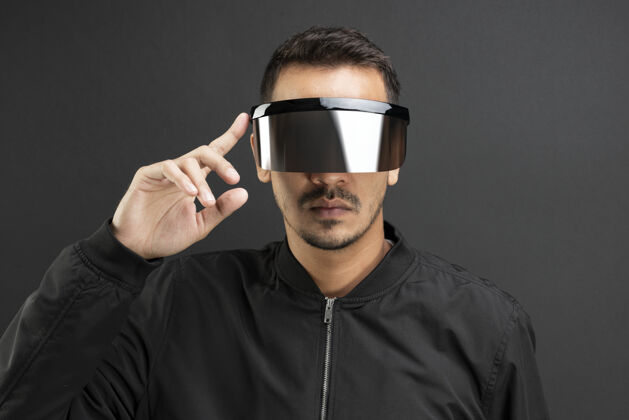 复制空间戴黑防护眼镜的人游戏护目镜幻觉