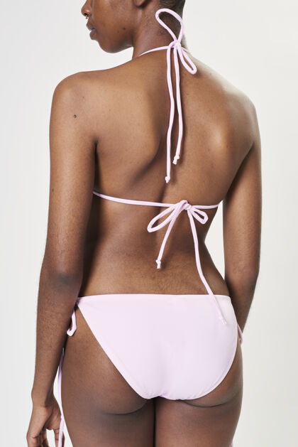 模型穿浅粉色两件式比基尼的黑人女人比基尼姿势立场