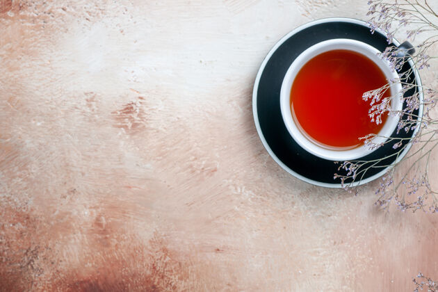 红茶顶部特写镜头一杯茶一杯茶旁边的树枝茶杯热的