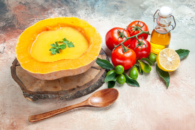 番茄侧面特写查看汤匙西红柿柑橘类水果油南瓜汤板上壁板健康板
