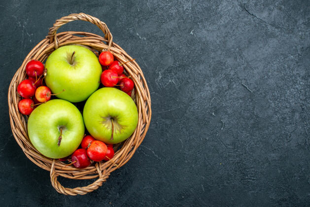 饮食顶视图篮子上有水果苹果和甜樱桃深色背景上的水果浆果组成的新鲜树植物背景生的吃苹果