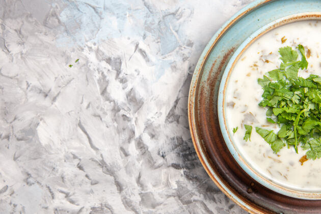 食物俯瞰美味的dovga酸奶汤和绿色的白色地板牛奶汤餐碟汤烹饪涂抹