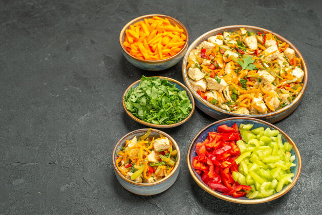 胡椒顶视图鸡肉沙拉蔬菜深灰色餐桌健康沙拉健康美食盘子
