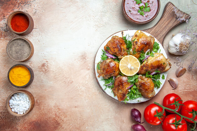 美食鸡的俯视图五颜六色的香料酱鸡肉配香草洋葱番茄带花梗菜肴配菜洋葱