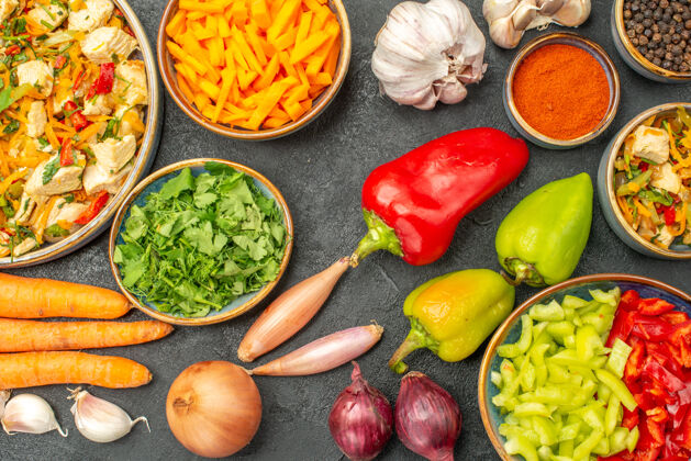 沙拉顶视图鸡肉沙拉蔬菜和蔬菜上一个黑暗的餐桌饮食熟透健菜成熟健康