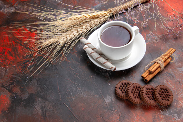 浓缩咖啡眼前一杯茶 茶几上有饼干 茶几上有黑茶早晨茶碟深色的