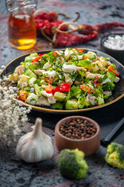 饮食前视图蔬菜沙拉包括黄瓜奶酪和西红柿在蓝色背景板内一餐食物晚餐