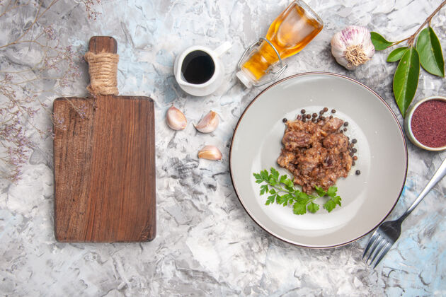 盘子俯瞰美味的肉食与酱汁在一个白色的餐桌上晚餐肉菜砂浆料理晚餐