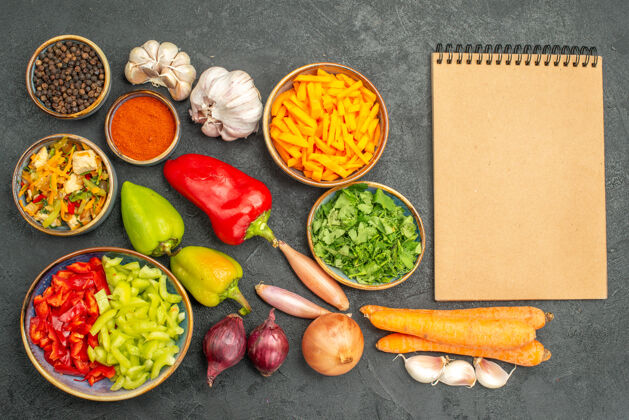 洋葱俯视图鸡肉沙拉配蔬菜和蔬菜在黑暗的桌子上饮食成熟健康水果胡椒粉新鲜