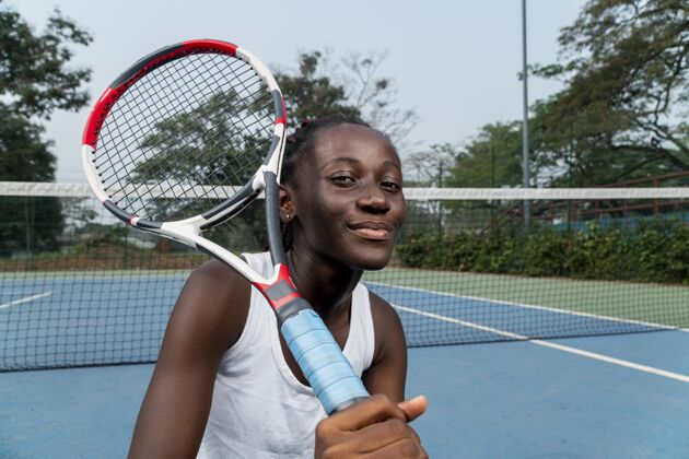 网球拍打网球的女人网球网球运动员网球场