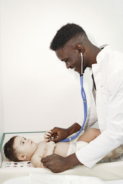 护士黑人医生穿尿布的婴儿带听诊器的非洲人从业者诊断检查