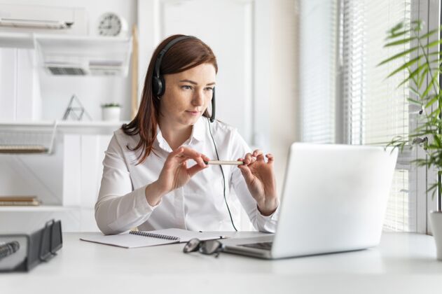 视频通话工作中的肖像女性在笔记本电脑上进行视频通话技术女士笔记本电脑