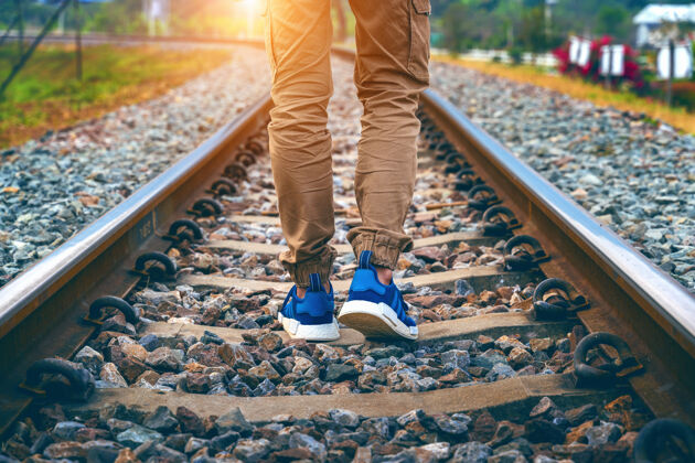 自然在铁路上行走的男人的脚旅行概念道路男孩铁路
