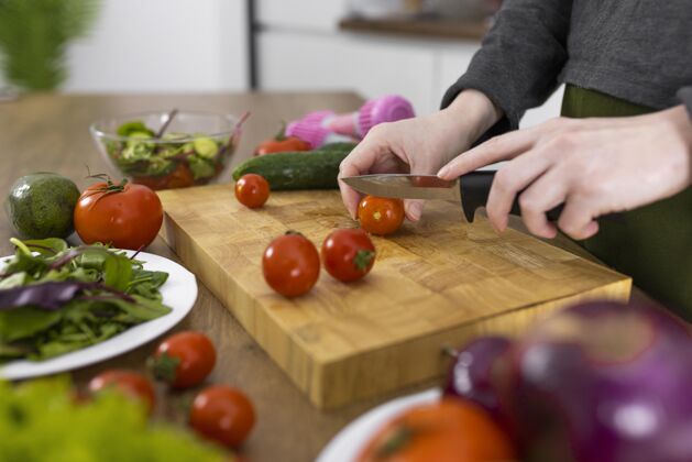 生活特写手切番茄在木板上美味美味保健