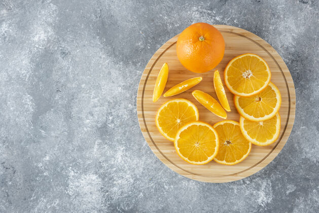 多汁石桌上放满了橙子汁的木板圆形甜点酸味