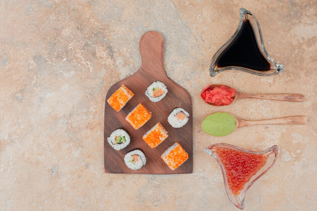 好吃美味的寿司 鱼子酱 姜和瓦萨比放在木盘上寿司米饭食物
