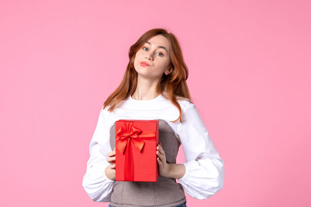 包装正面图：年轻女性 红色包装 粉色背景 相亲日期 三月横向性感礼物 香水 女性照片 平等年轻女性香水礼品