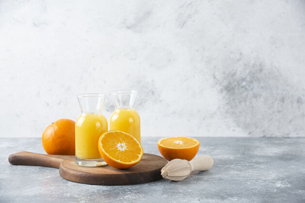 明亮一杯果汁加一片橙子冷味道柑橘
